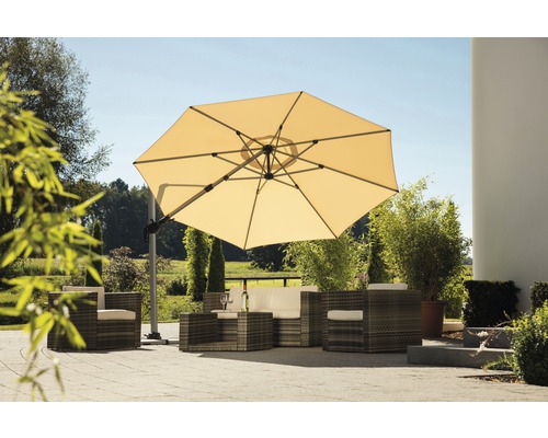 Szene mit Ampelschirm, Gartentisch und Gartensesseln auf einer Terrasse.