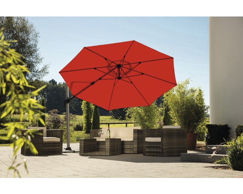 Roter Sonnenschirm über Sitzgruppe im Freien