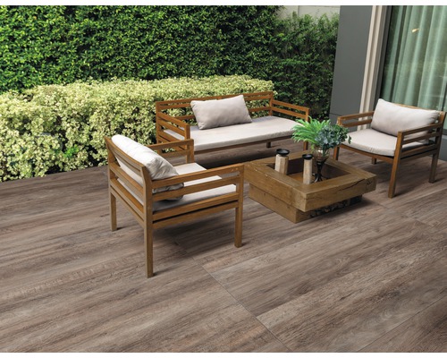 Terrasse mit Holzbodenfliesen und Sitzgruppe