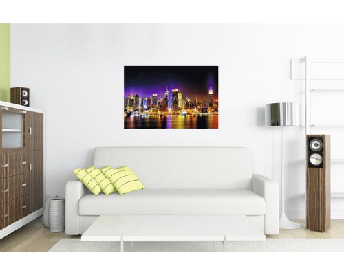 Wohnzimmer mit Sofa, Tisch, Schrank und Wandbild einer Stadt bei Nacht