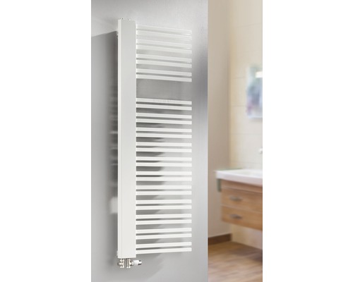 Designheizkörper Schulte Bologna 1610x604 mm Version Links weiß Weißer Handtuchheizkörper an einer Badezimmerwand