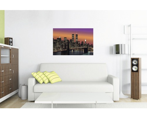 Wohnzimmer mit Sofa und Wandbild der Skyline von New York bei Nacht