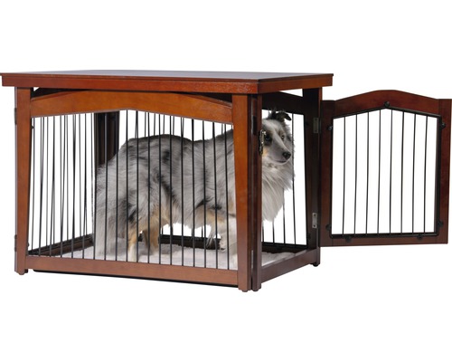 Hund in einem Hundekäfig mit Tür aus Holz und Metall