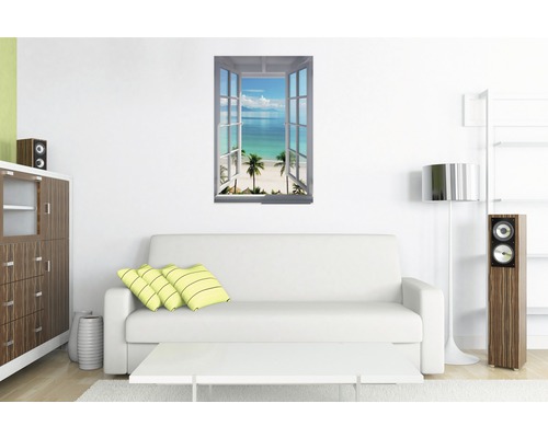 Wohnzimmer mit Sofa, Tisch, Schrank und Wandbild mit Strandmotiv