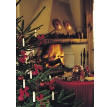 Weihnachtliche Szene mit Tanne, Baumschmuck, Kerzen und Kaminfeuer für eine gemütliche Atmosphäre
