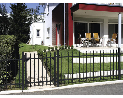 Schwarzer Metallzaun mit Tor vor einem Haus