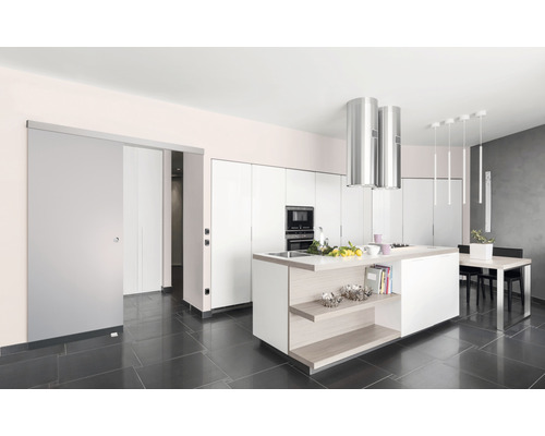 Helle, moderne Küche mit Kücheninsel, Esstisch und Schiebetür