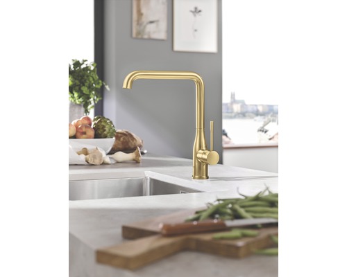 Goldene Küchenarmatur mit hohem Auslauf und Einhebelmischer auf einer Küchentheke