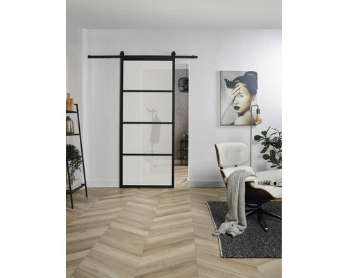 Modernes Interieur mit Schiebetürsystem, Sessel und Dekorationen