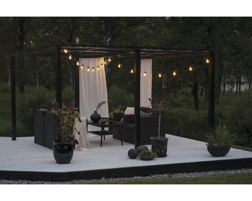 Holzterrasse mit Pavillon, Gartenmöbeln und Lichterkette für eine gemütliche Atmosphäre