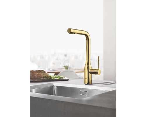 Küchenszene mit Spüle und goldener Küchenarmatur