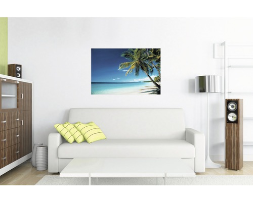 Wohnzimmer mit Sofa, Schrank, Stehlampe und Wandbild mit Strandmotiv