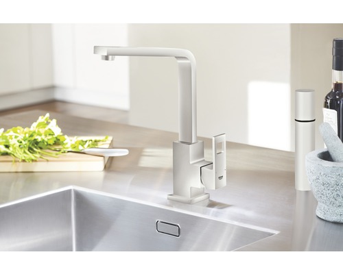 Küchenarmatur am Spülbecken mit Grohe Logo