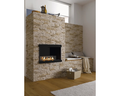 Dekorativer Kamin mit Steinverkleidung und integriertem Bioethanol-Brenner in einem hellen Wohnraum.