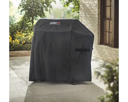 Abgedeckter Grill mit Weber Logo auf einer Terrasse