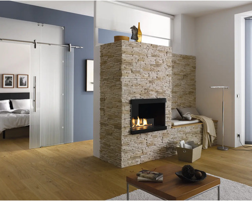 Wohnzimmer mit Kamin, Glasschiebetür und Holzboden