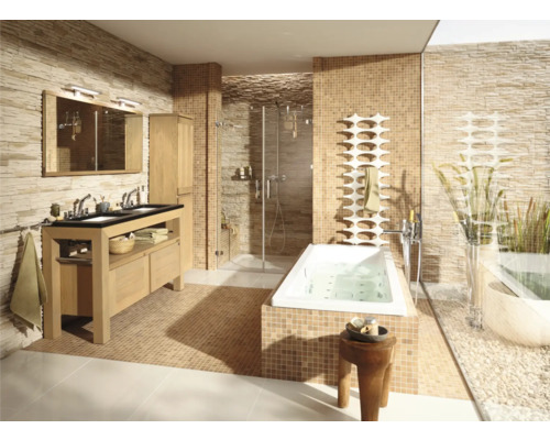 Badezimmer mit Waschtisch, Badewanne, Dusche und Mosaikfliesen