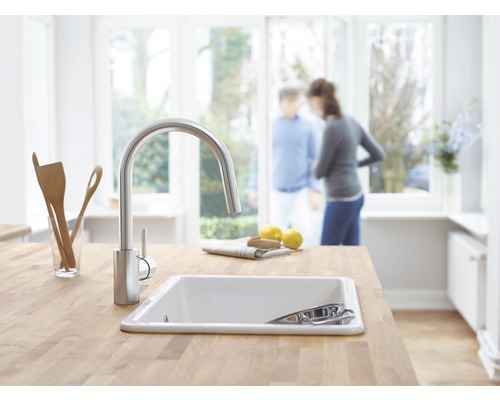 Küchenszene mit Spüle, Armatur und Holzarbeitsplatte