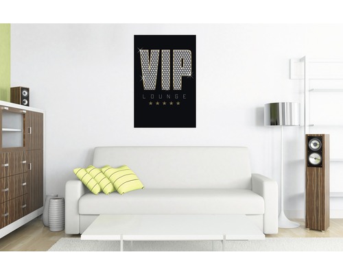Dekoratives Wandbild mit der Aufschrift VIP Lounge in einem Wohnzimmer