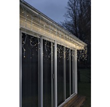 Eiszapfen Lichterkette am Dachrand eines Hauses.
