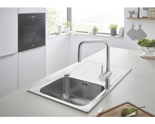 Küchenspüle mit Armatur in einer hellen Küche