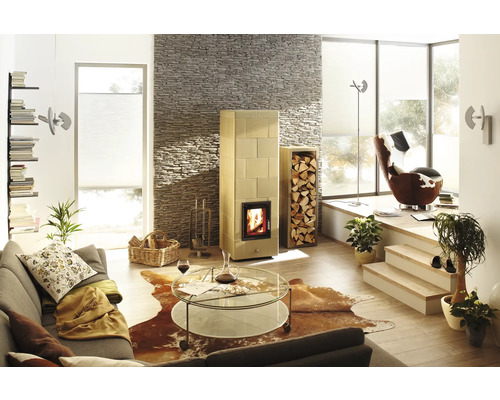 Helles Wohnzimmer mit Kaminofen, Sofa und Couchtisch