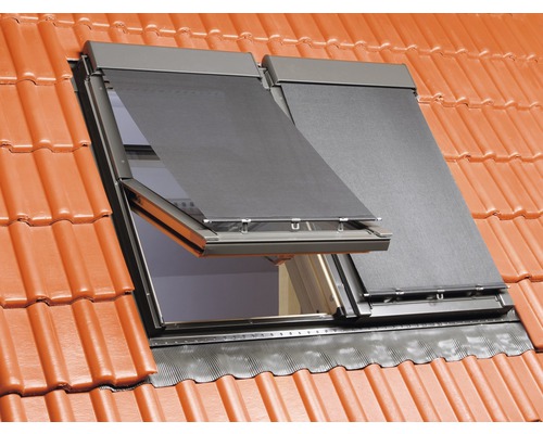 Dachfenster mit Sonnenschutzrollos auf einem Ziegeldach