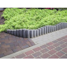 Gartenweg mit Rasenkante aus Beton und Pflastersteinen