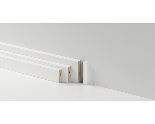 Mehrere weiße Fußleisten aus Holz