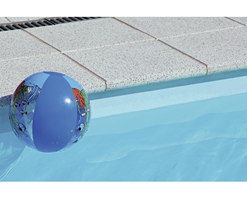 Aufblasbarer Wasserball mit Meeresmotiven am Poolrand