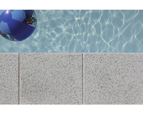 Pool mit Betonumrandung und Wasserball