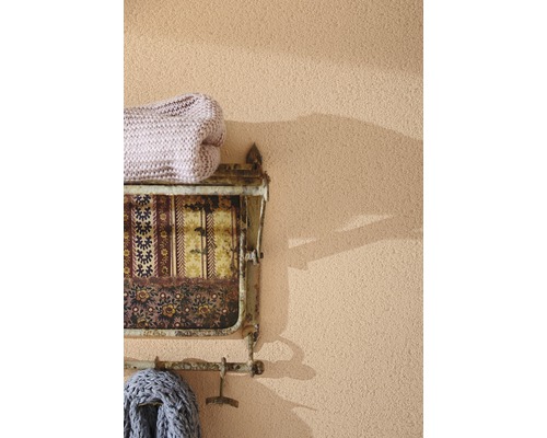 Dekorativer Wandhalter mit Ablage und Handtuchhalter vor einer Wand