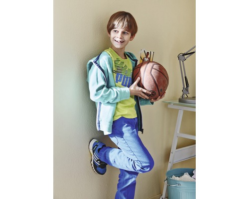 Junge mit Basketball im Kinderzimmer