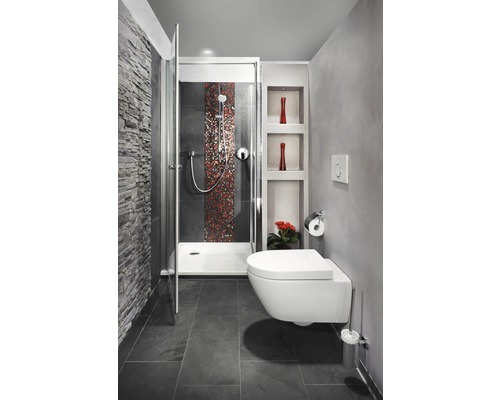 Modernes Badezimmer mit Dusche, Hänge-WC und Steinwand