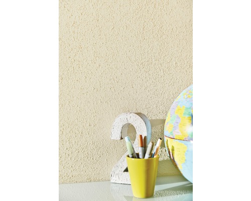 Dekorative Wandgestaltung mit Strukturputz im Innenbereich, kombiniert mit dekorativen Elementen wie einer Weltkugel und Stiften in einem Becher.