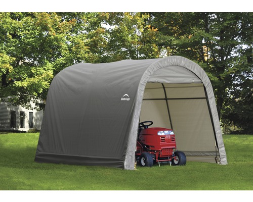 Überdachter Unterstand mit einem Rasenmäher darin.