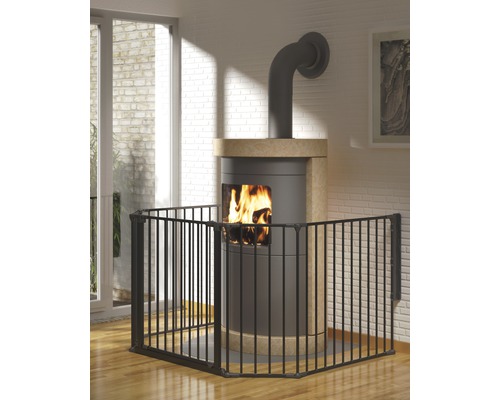 Kaminofen mit Schutzgitter im Wohnzimmer
