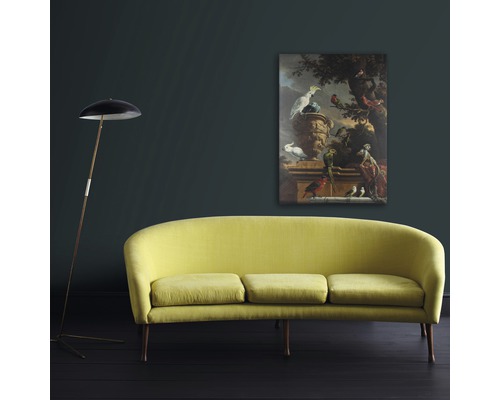 Wohnzimmer mit gelbem Sofa, Stehlampe und gerahmtem Gemälde an der Wand