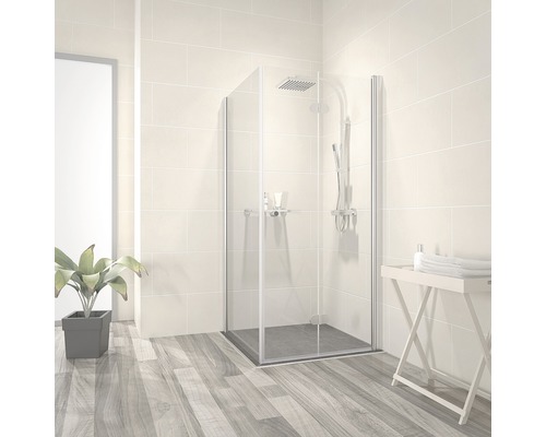 Eckdusche mit Duschkopf und Armatur in einem hellen Badezimmer