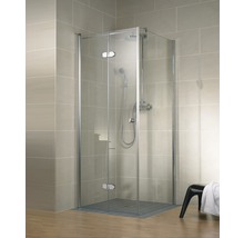 Eckdusche mit Duscharmatur im Badezimmer