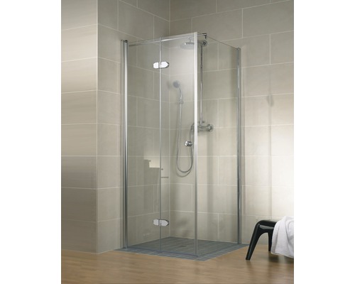 Eckdusche mit Duscharmatur im Badezimmer