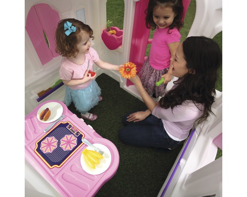 Spielhaus mit zwei Kindern und einer Frau, inklusive Spielküche mit Zubehör