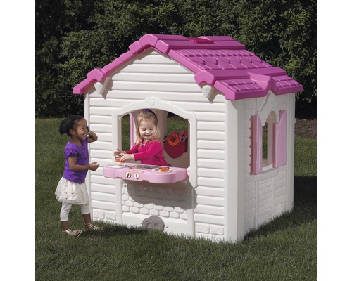 Spielhaus aus Kunststoff mit zwei spielenden Kindern im Garten