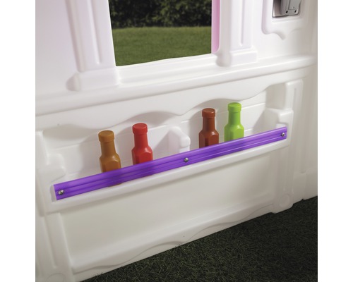 Detailansicht eines Spielhauses mit Ablage und bunten Flaschen