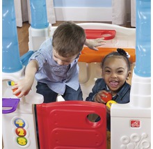 Zwei Kinder spielen mit einem Step2 Spielhaus.