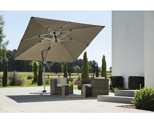 Quadratischer Sonnenschirm mit Rattanmöbeln im Garten