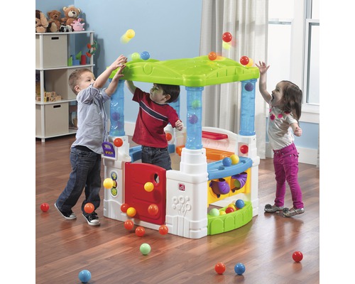 Spielhaus mit Kindern und vielen bunten Bällen im Innenbereich.