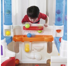 Junge spielt mit einem farbenfrohen Kugelbahntisch für Kinder