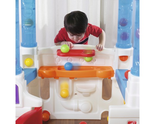 Junge spielt mit einem farbenfrohen Kugelbahntisch für Kinder