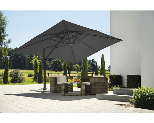 Quadratischer Gartenschirm mit Rattanmöbeln auf einer Terrasse